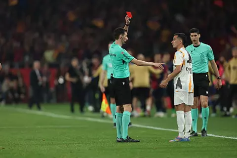 تقرير حكم الكلاسيكو يكشف سر طرد ثلاثي ريال مدريد.. وعقوبة كبيرة منتظرة